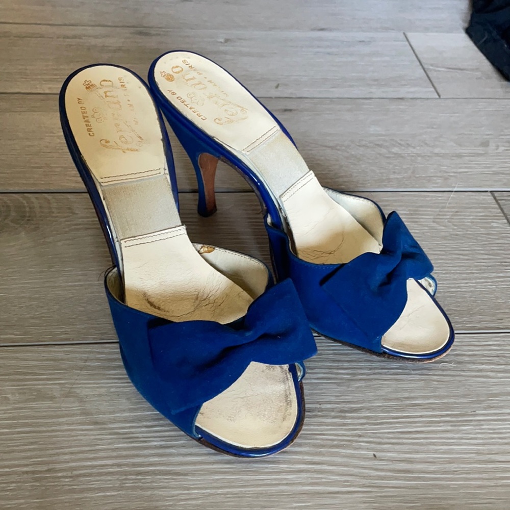 The most beautiful vintage 1940s/1950’s blue velvet heel